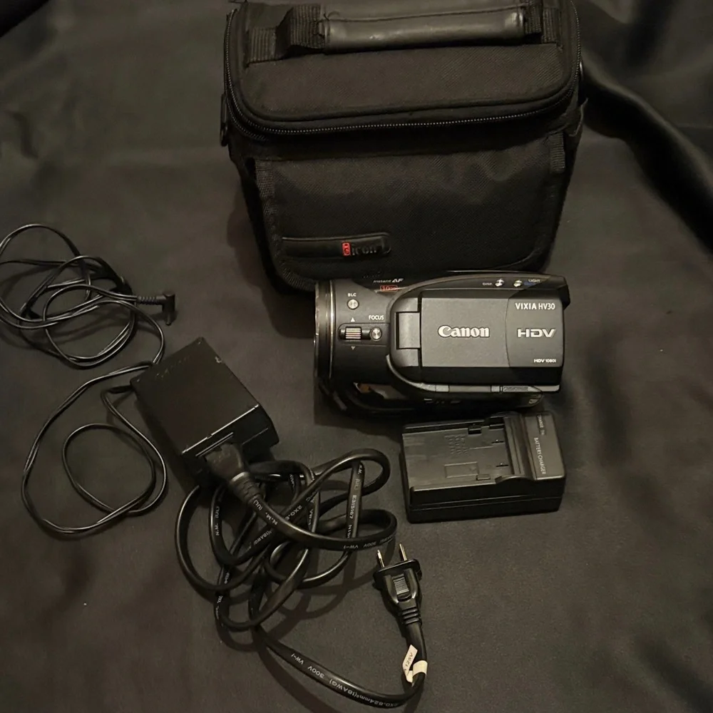 Canon HDV Camcorder Bundle in Black with Charger and Carry Case
